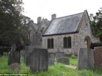 Англичане не побоялись построить дом на кладбище