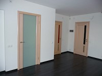 Двери из разных материалов в интерьере
