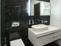 Белая отделка ванной: добавляем красок в уже завершенный дизайн