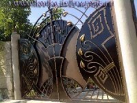 Надежные заборы и ворота для коттеджей из художественно кованого металла
