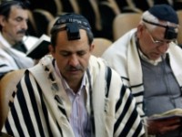 В Грозном израильские футболисты заложи капсулу в строящейся синагоге