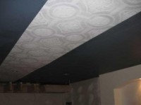Практика ремонта: оклейка потолка обоями