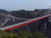 Необычный мост открылся в Китае